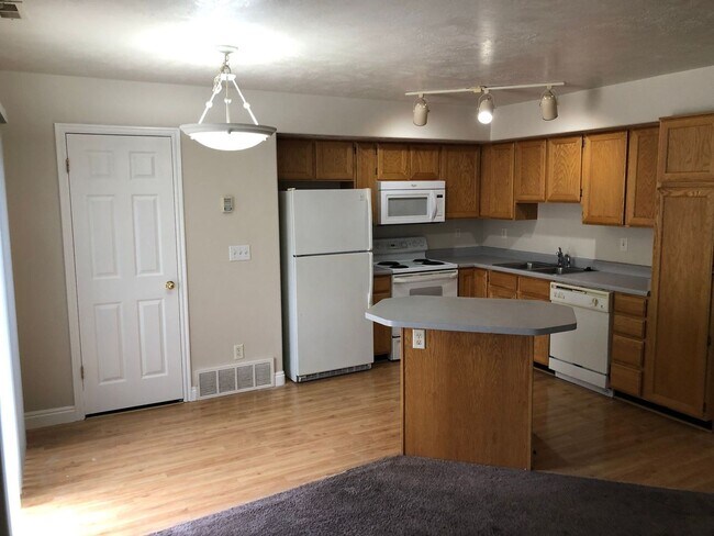 Building Photo - West Jordan Townhouse