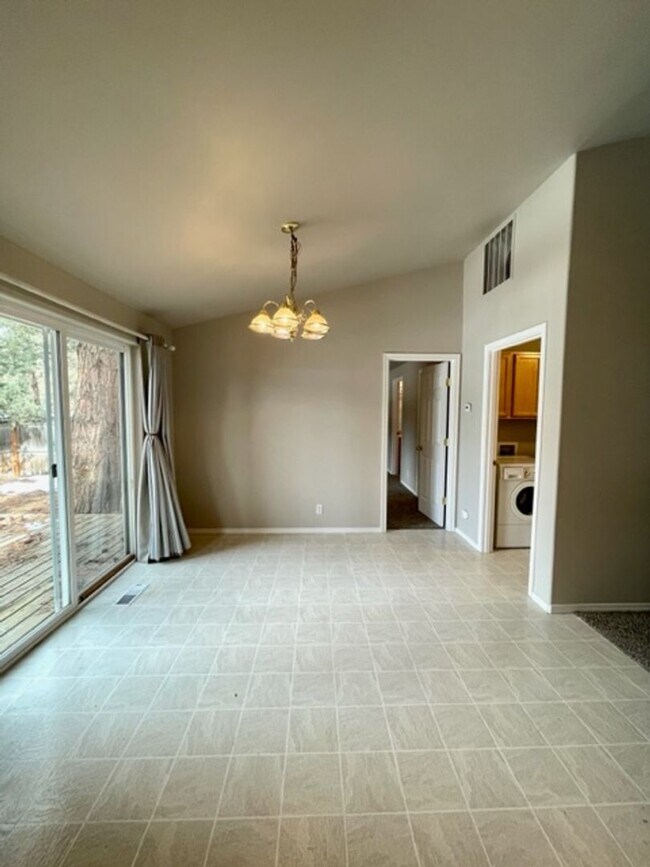 Building Photo - Beautiful 3 Bedroom Single Level home near Old Mill!