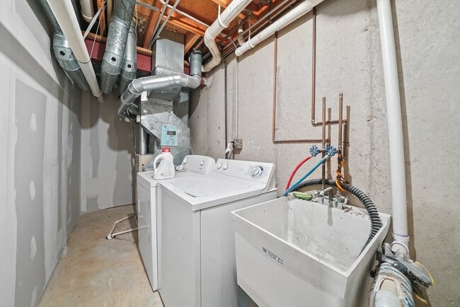 Building Photo - 2 Bed+1 Room in the Basement/1.5 Bath Townhouse