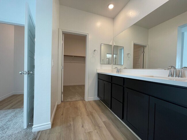 Building Photo - GATED 2 BED 2.5 BATH 2 CAR GARAGE 2 FLOOR ...