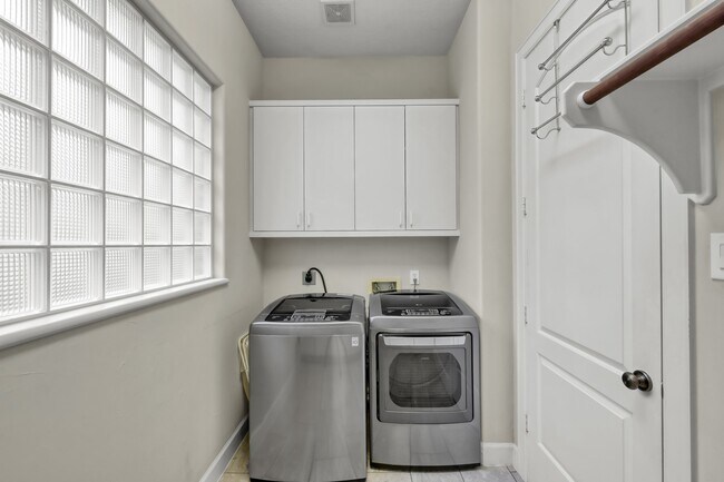 Building Photo - 204 W Pines Dr