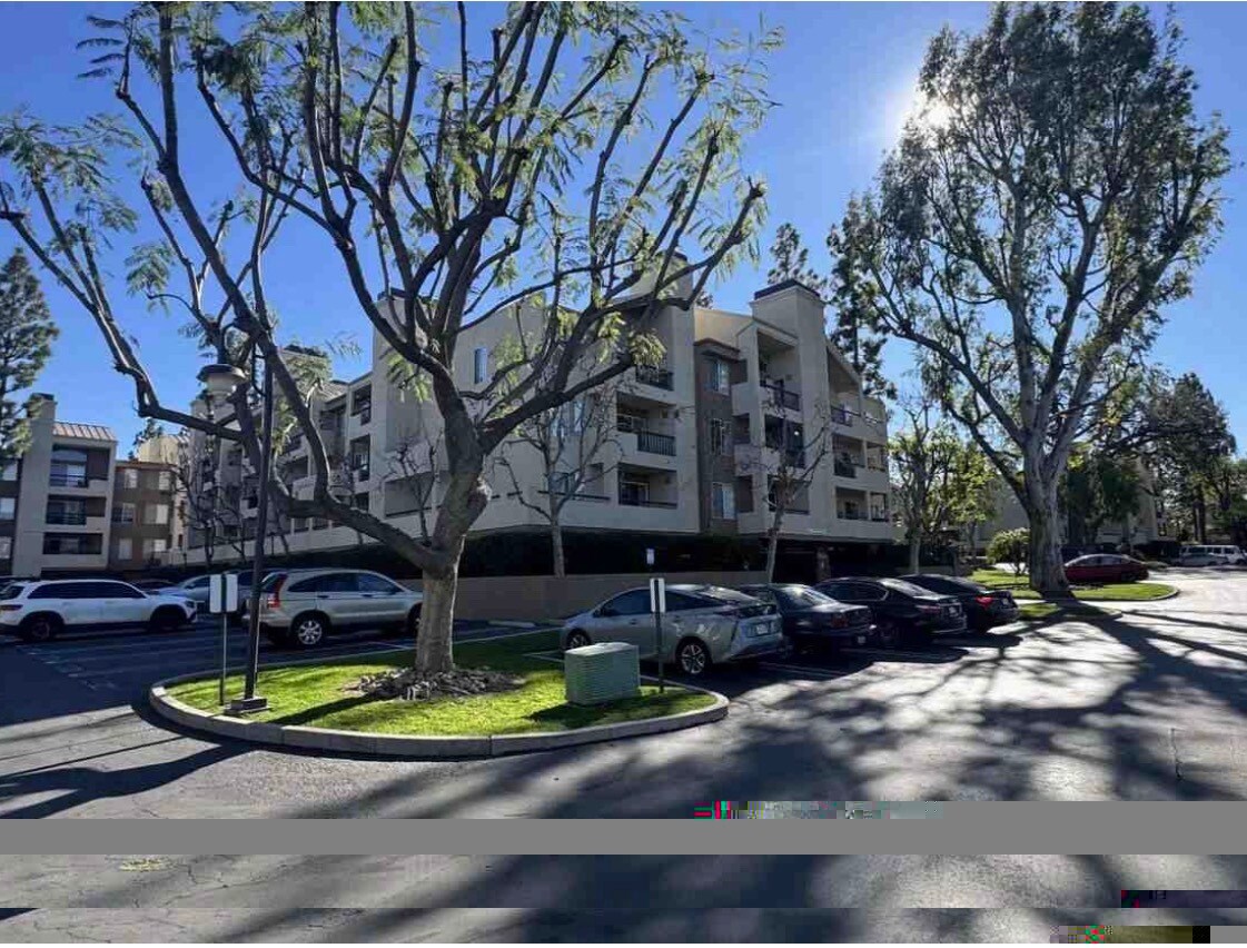 Building Photo - 5545 Canoga Ave