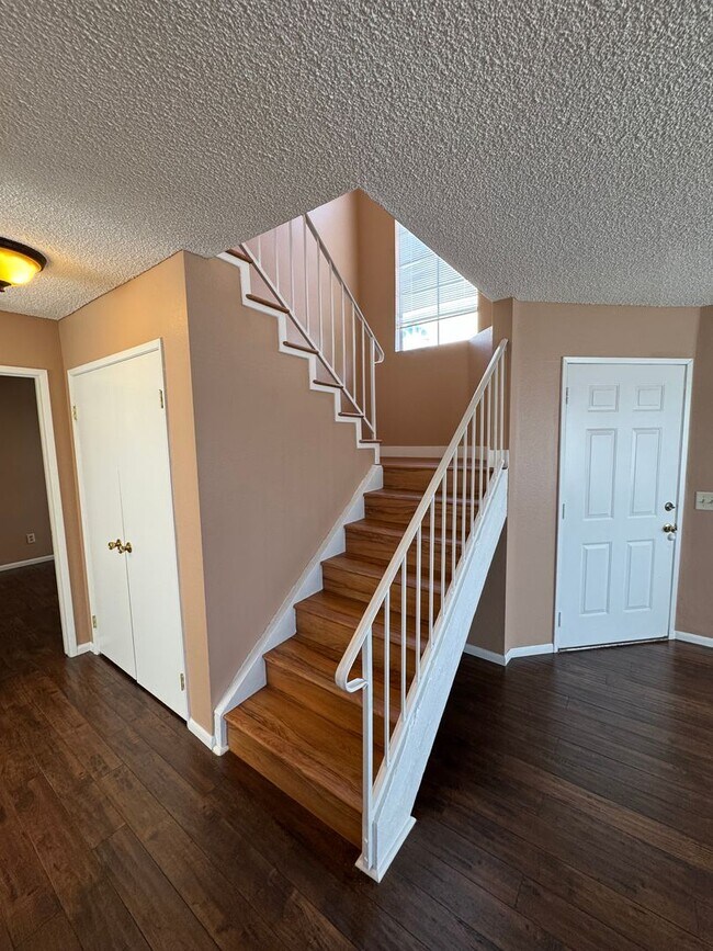 Building Photo - Move in Ready - Spacious 3 bed 2 bath Upda...