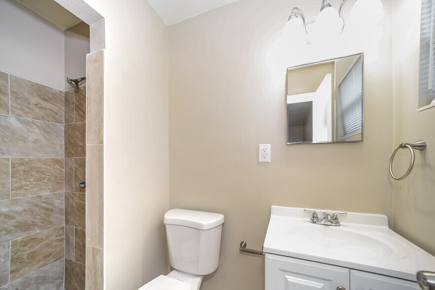 Building Photo - 2919 Holly Point Dr