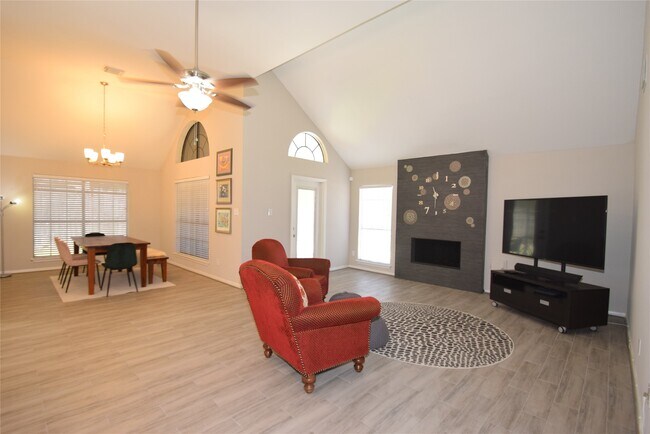 Building Photo - 22922 Glenover Dr