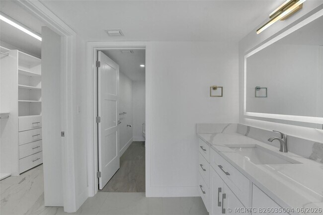 Building Photo - 3900 Galt Ocean Dr