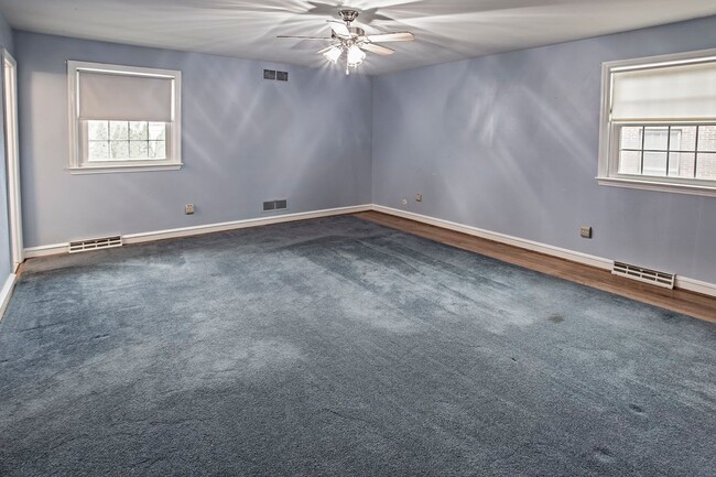 Building Photo - Lovely Colonial Home in Sharpley