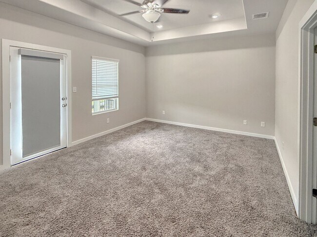 Building Photo - Modern 3-Story Townhome Near The Rim & La ...