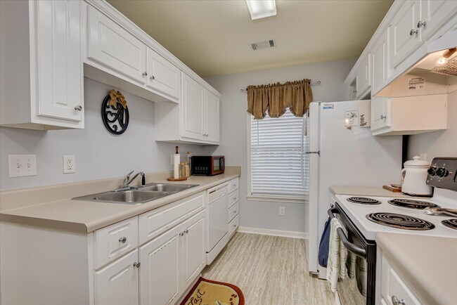 Building Photo - 121 Mel Ville