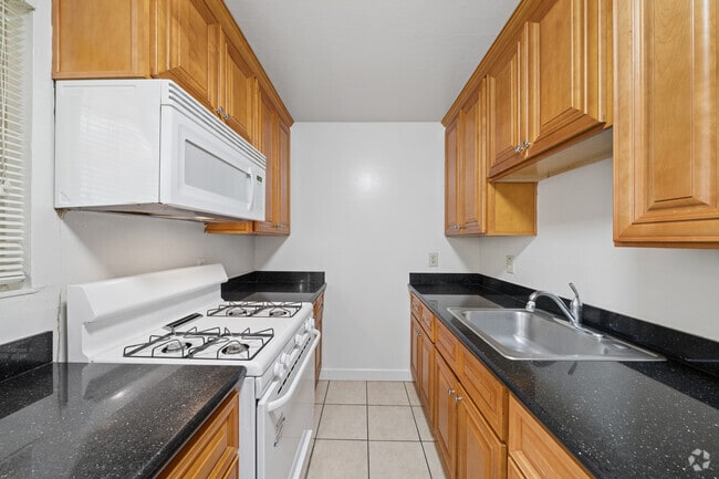 2BR, 1BA - 682SF - Kitchen - 2025 Francisco St.