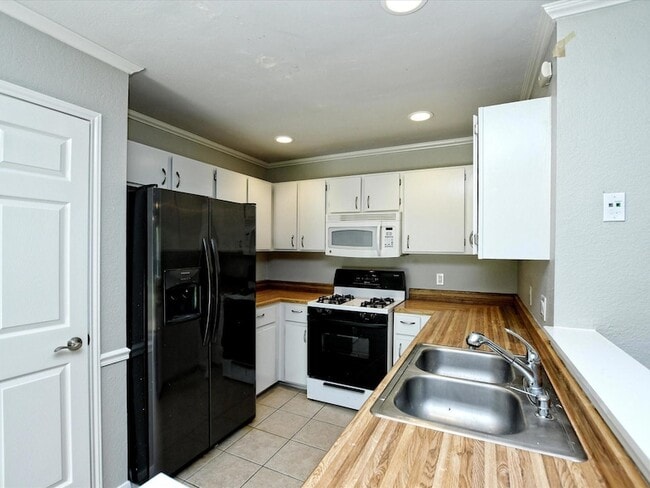 Building Photo - 806 Sunny Ln