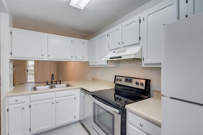 Building Photo - Remodeled 2 bedroom 1.5 bathroom townhome ...