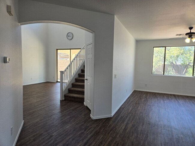 Building Photo - Spacious 4 bed, 3 full bath home in New Ri...