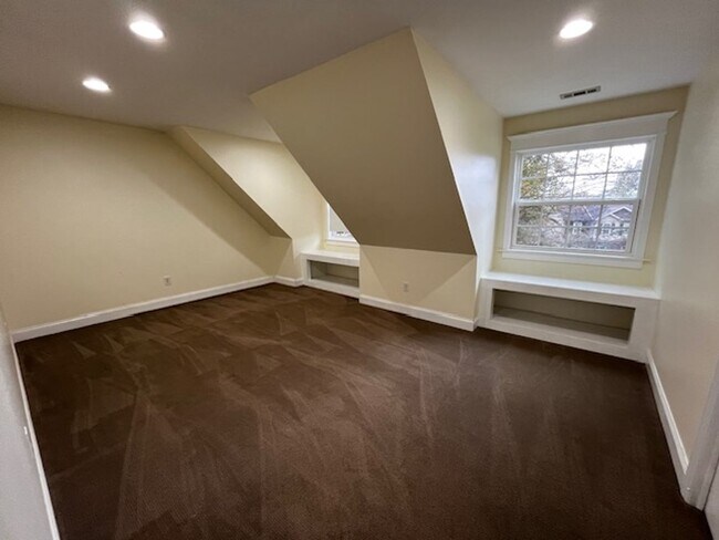 Building Photo - Beautiful 4 bedroom 2.5 bath home with lawncare, internet and security system included in rent