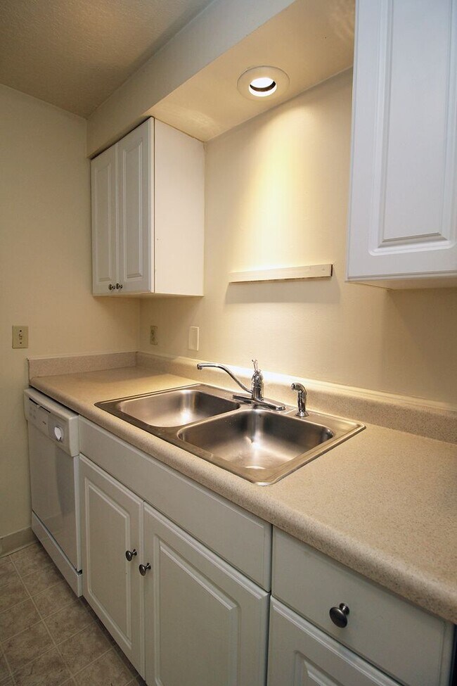 Building Photo - Cute and Ideal 3 Bedroom Ranch Style House...