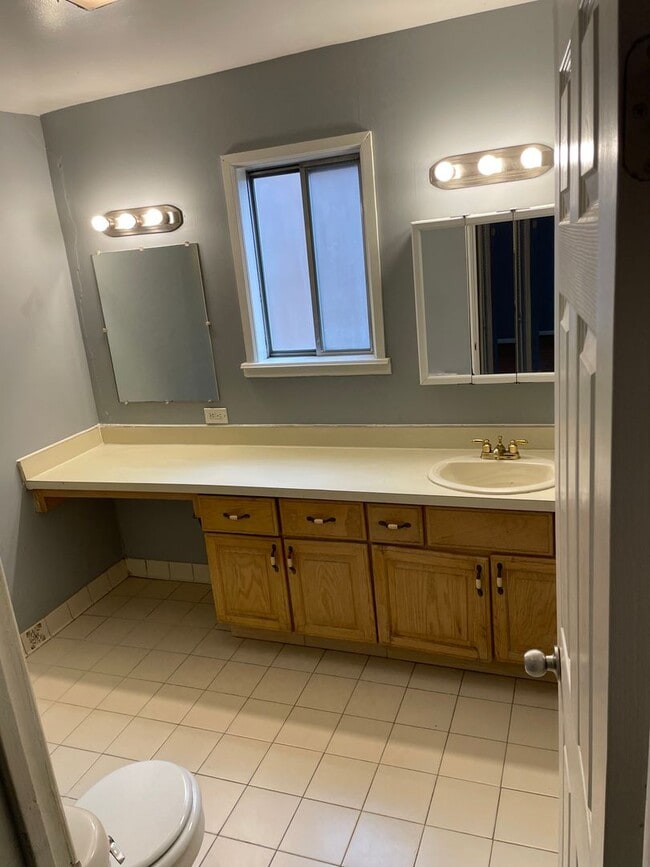 Building Photo - 3 Bedroom Home In Farmington Hills