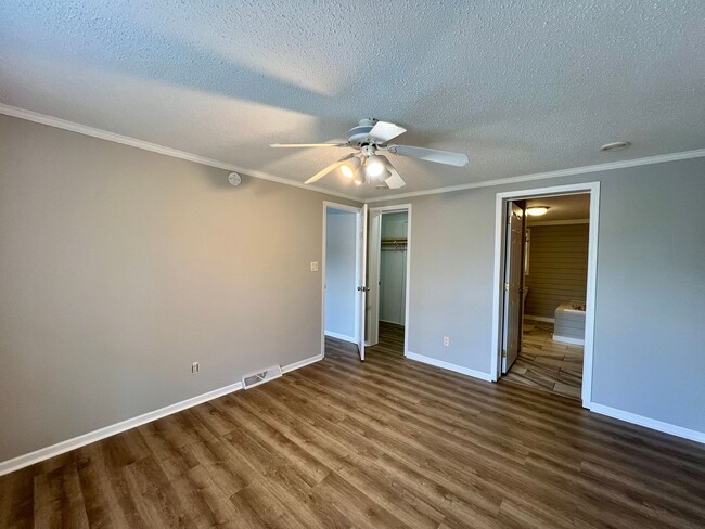 Building Photo - 3-Bed, 2-Bath home in N. Asheville!