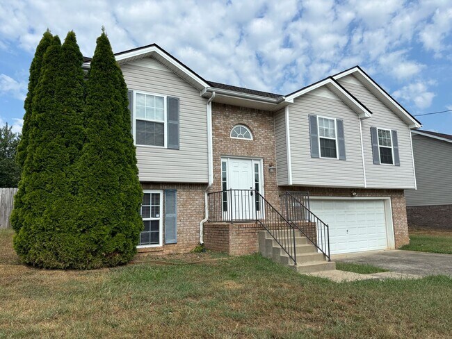 Building Photo - Beautiful Split-level