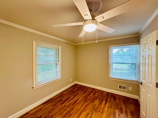 Building Photo - HINTON AVENUE - 4 Bedroom - Perfect for UN...