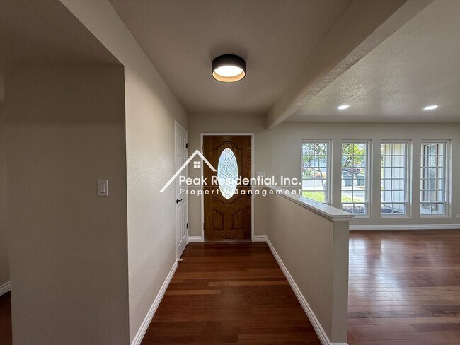 Building Photo - Spacious 3bd/2ba Carmichael Home With Sun Room