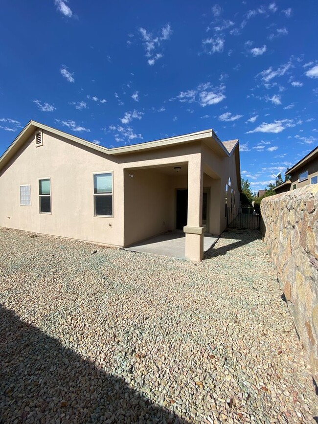 Building Photo - Gorgeous Home, New Carpet & Great Location!