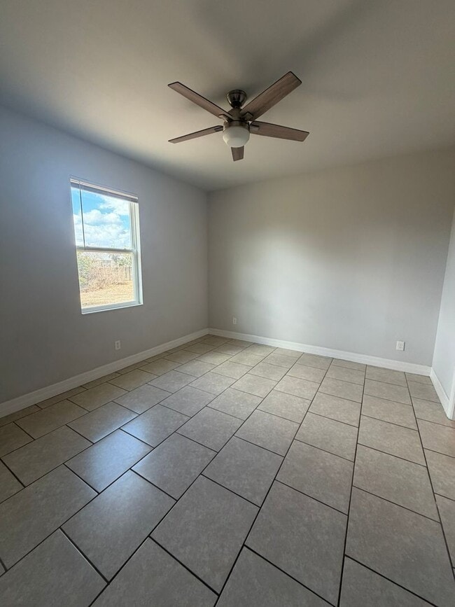 Building Photo - 1129 San Cristobal Ave