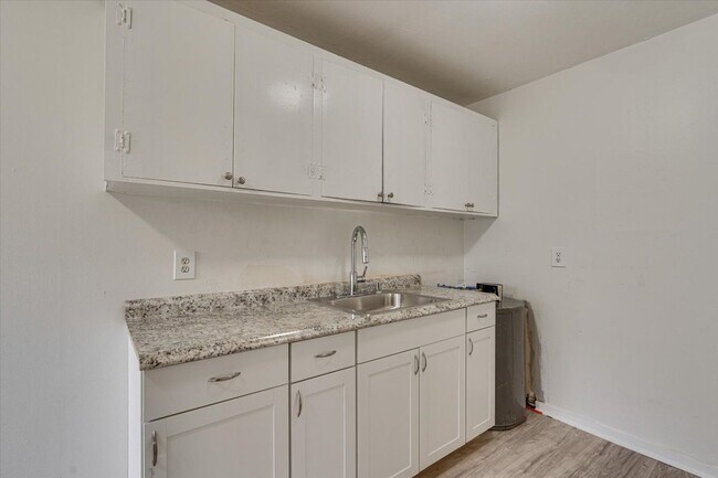 Building Photo - 1615 Heather St