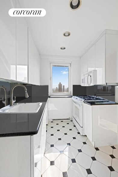 Building Photo - 45 E 89th St
