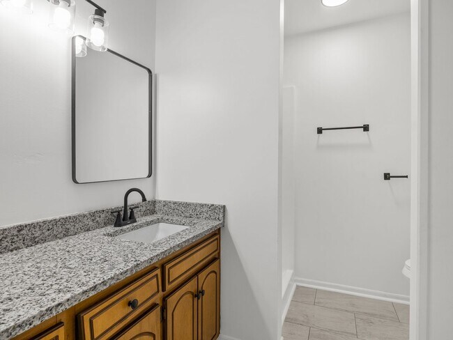 Building Photo - Renovated 2 bed 2 bath- $500 OFF first month rent!!!