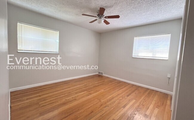 Building Photo - 3 Bed / 1 Bath / Vouchers Accepted / Available Now!