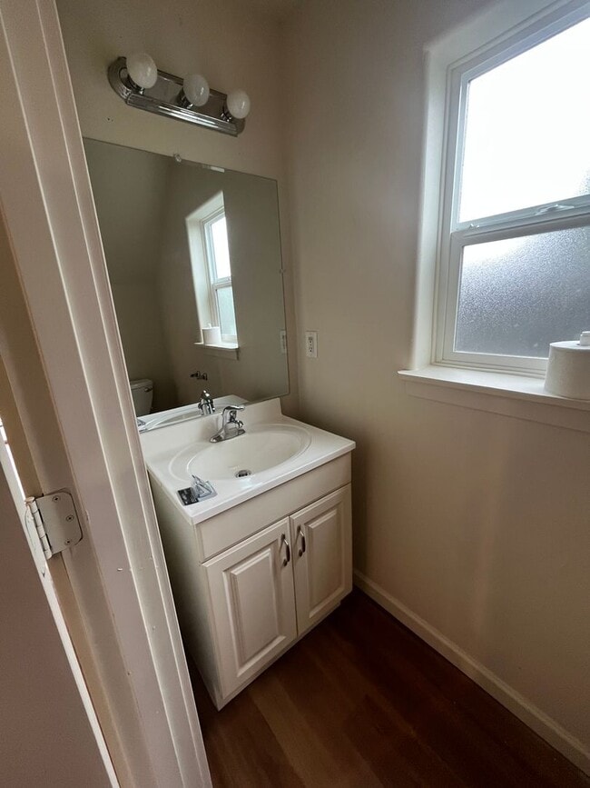 Building Photo - Townhouse style duplex in Lowell