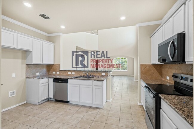 Building Photo - Modern 4-Bed Home in Prime Location
