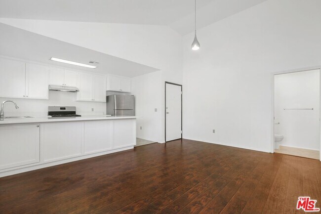 Building Photo - 1753 N Kenmore Ave
