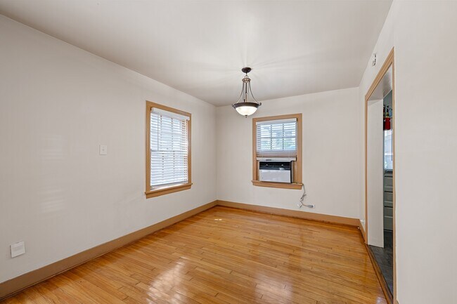 Building Photo - 1806 Banks St