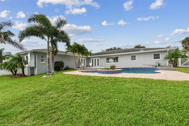 Building Photo - 3938 Versailles Dr