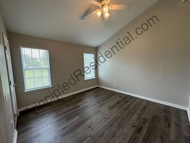 Building Photo - Charming 3 bedroom 2 bathroom home in Char...