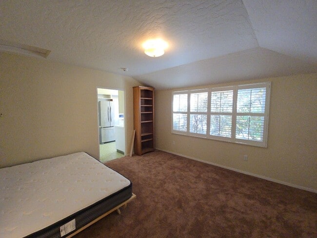 Building Photo - 3BD/2BA Eureka home is close to Sequoia Park, boasts infrared sauna!