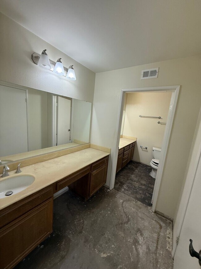 Building Photo - Large Home in Leisure Village - Premier Se...