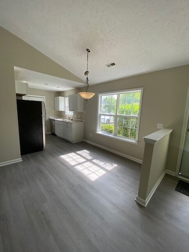 Building Photo - Welcome to this charming 3-bedroom, 2-bathroom home located in the vibrant city of Wilmington, NC.