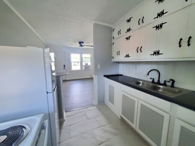 Building Photo - 418 Lake Ave