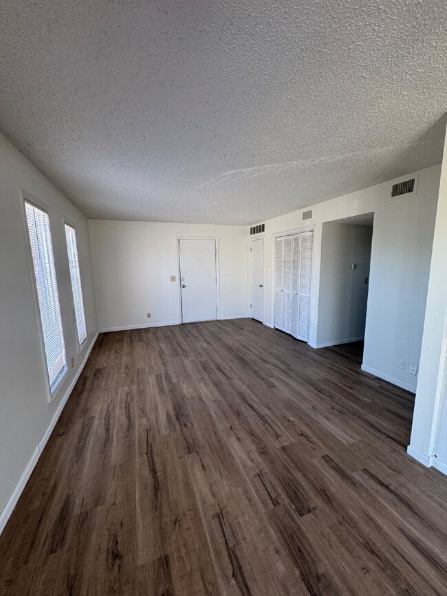 Building Photo - "Cozy 2-Bed Oasis in Wichita - Spacious 850 Sq. Ft. Living!"