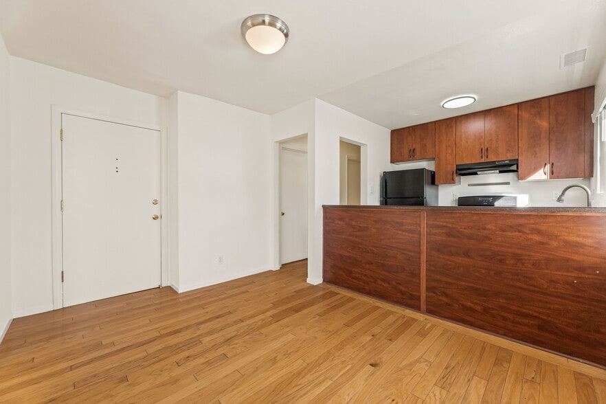 Building Photo - 3611 1/2 W 4th St