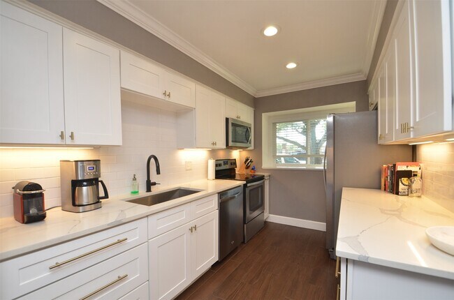 Building Photo - 6310 Chevy Chase Dr