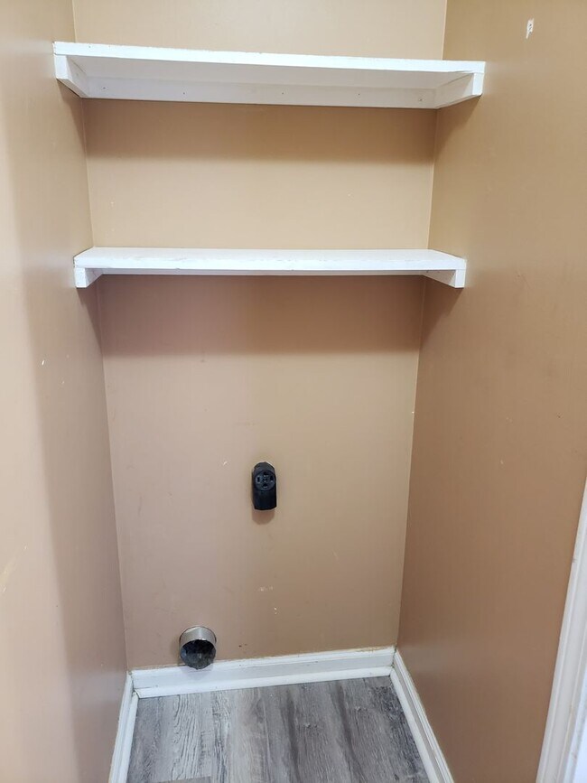 Building Photo - Close to Post! No Carpet! Lovely 3 Bed/2 Bath fenced in backyard!