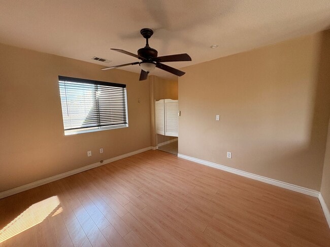 Building Photo - 4 Bed, 3 Bath in Corona!