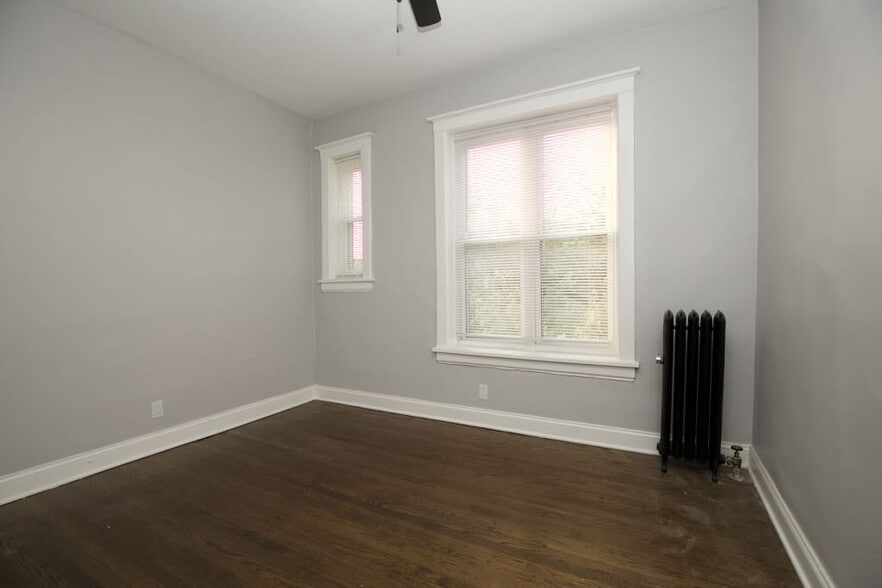 Building Photo - 6259 N Lakewood Ave