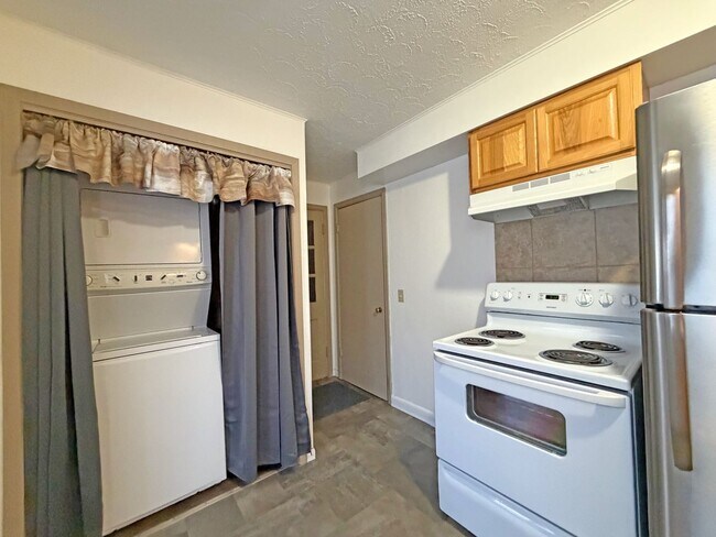 Building Photo - Gorgeous Well Kept Home Near Mercy & Bass Pro!