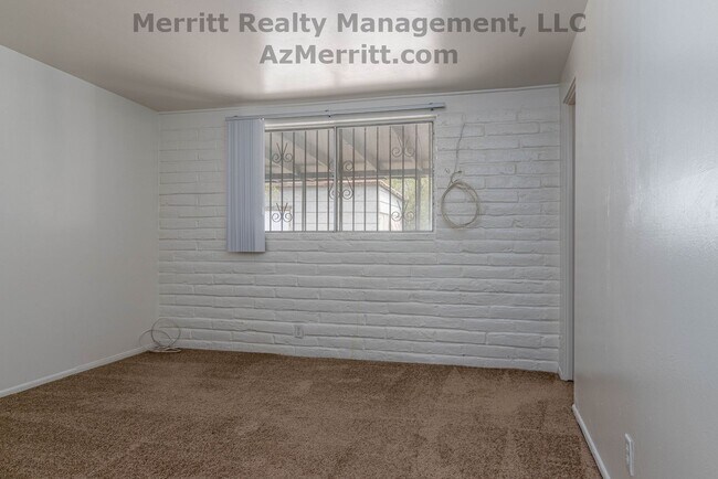 Building Photo - 4 Bedroom, 2 bath, air conditioned, fenced...
