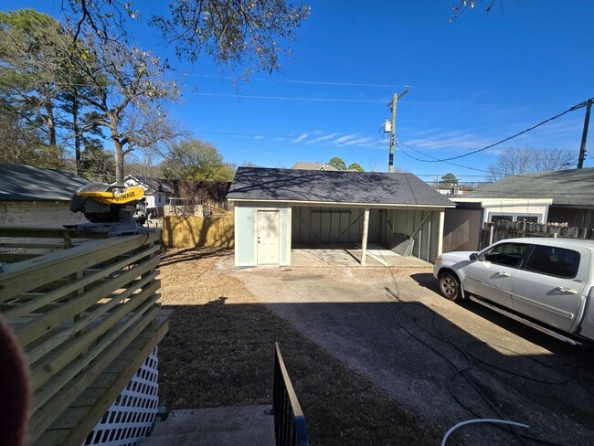 Building Photo - 616 Merrick St