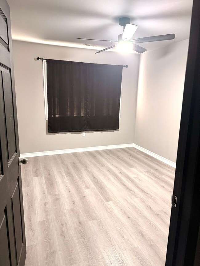 Building Photo - Spacious Townhome, Close to Fort Riley!
